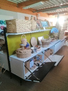 vendons étagéres et présentoirs du magasin