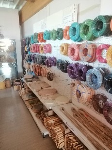 vendons étagéres et présentoirs du magasin